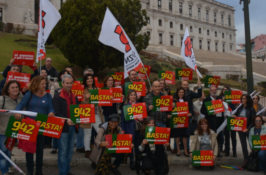 Educadores e Professores de todo o País em concentração em frente à Assembleia da República